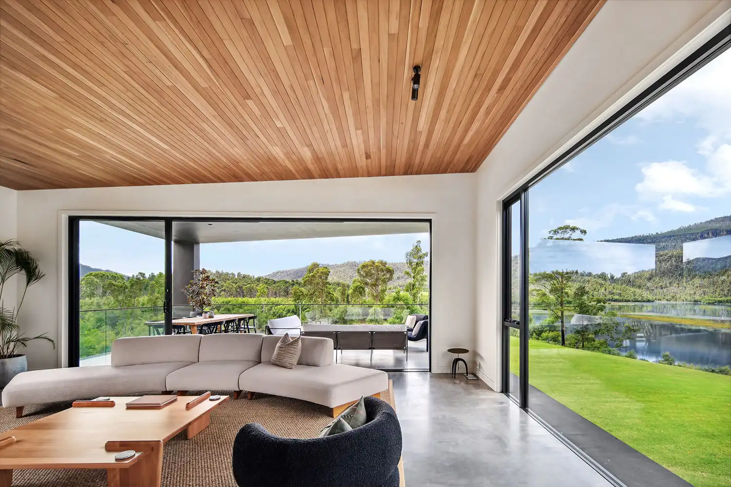 Series 758 High Performance Sliding Door
